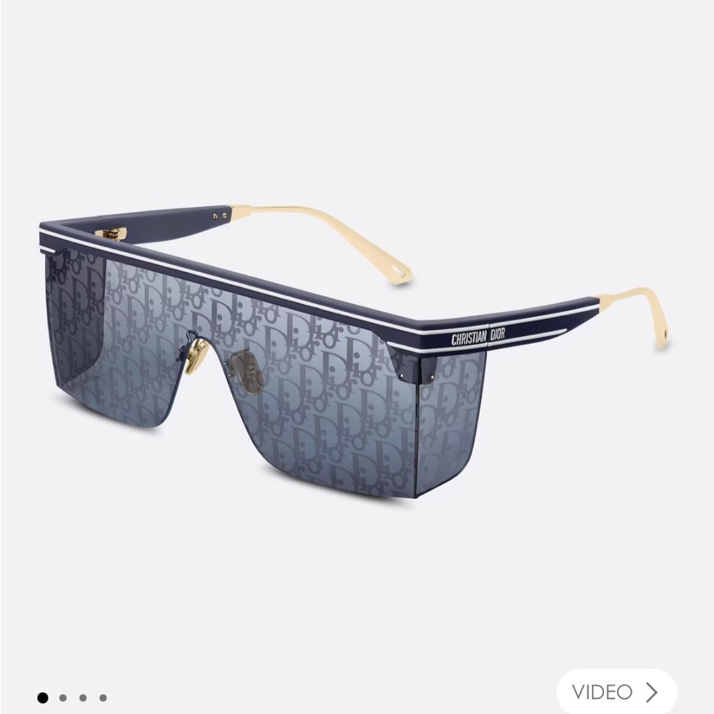 DiorClub M1U sunglasses are a rectangular-shaped mask with a sportswear appeal